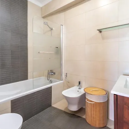 Holiday home Family-friendly With Ac & Patio By Lovelystay *