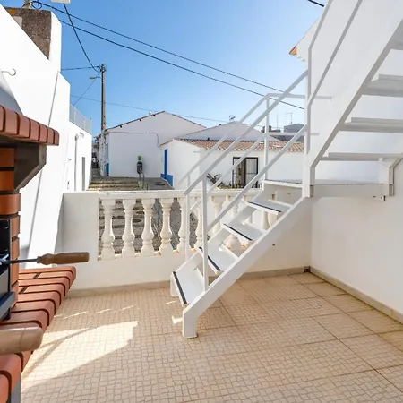 Family-friendly With Ac & Patio By Lovelystay * Portimao