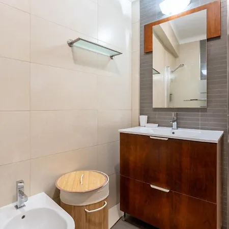 Holiday home Family-friendly With Ac & Patio By Lovelystay *